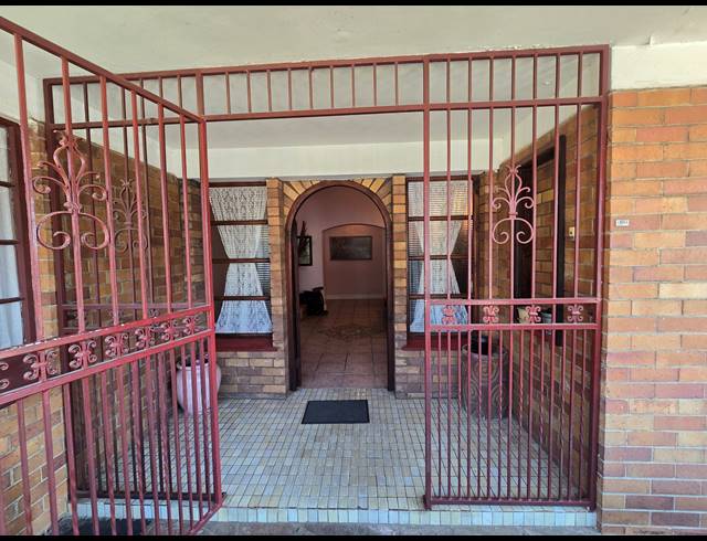 3 BEDROOM FREEHOLD FOR SALE IN THE HILL